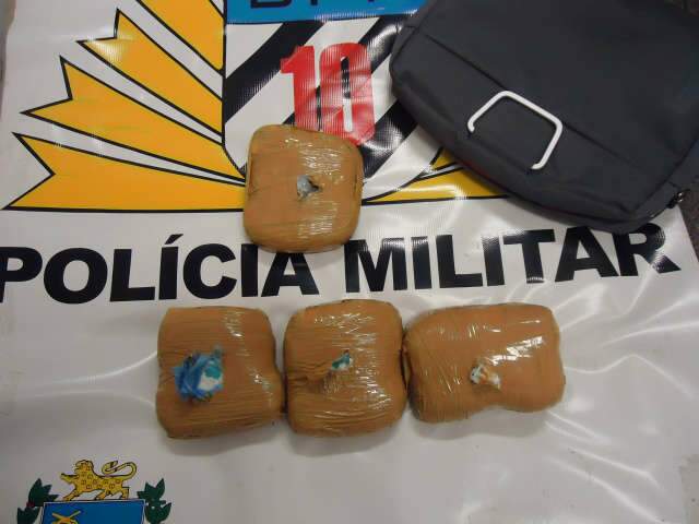  Pol&iacute;cia apreende por&ccedil;&otilde;es de coca&iacute;na abandonadas em &ocirc;nibus na rodovi&aacute;ria 