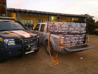 Latas de energético estavam na carroceria da camionete e foram apreendidas pela PRF. (Foto: Divulgação)