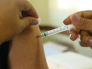 Paciente recebe vacina contra a gripe em posto de saúde durante as campanha em Campo Grande (Foto: André Bittar)