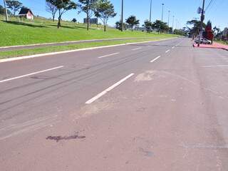Após o acidente marcas de sangue eram visíveis no asfalto. (Foto: João Garrigó)