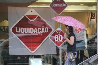 Anúncios de liquidações já começam a aparecer em vitrines de lojas no Centro da Capital. (Foto: Marcos Ermínio)