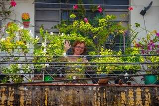 Suelilma Dalvy, de 55 anos, aparece na sacada cheia de plantas que virou cantinho preferido no prédio antigo. (Foto: Marcos Ermínio)