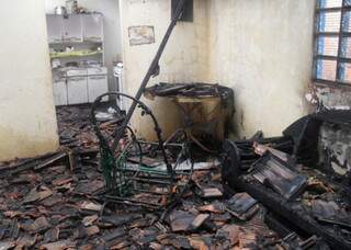 Fogo destruiu praticamente todos os cômodos de casa no bairro São Carlos. (Divulgação).
