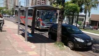 O veículo impedia a parada de coletivos em ponto na avenida Afonso Pena.(Foto:Divulgação)