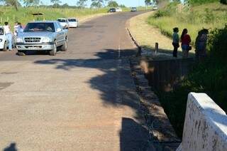 Moradores reclamam de ponte sem mureta próximo a curva na MS-040, na Capital. (Foto: Vanderlei Aparecido)