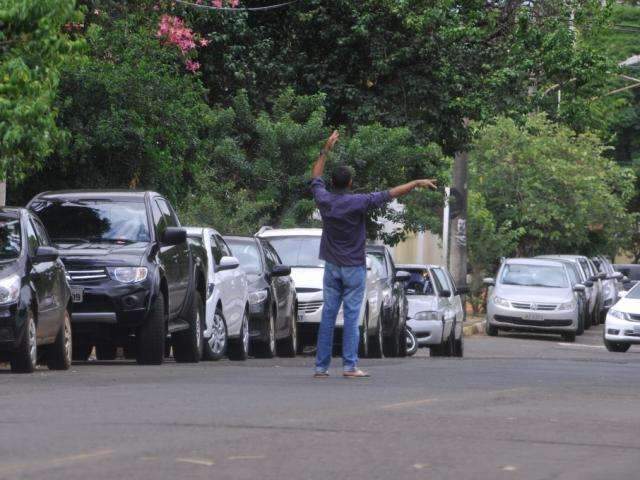 Livres de fiscaliza&ccedil;&atilde;o, flanelinhas fazem da rua estacionamento privado