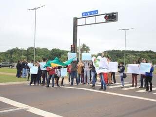 Ato na Avenida Duque de Caxias aconteceu simultaneamente ao protesto na UFMS (Foto: Marina Pacheco)