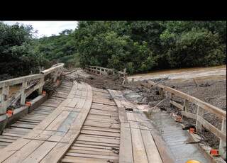 Estruturas de madeira danificada, após cheia do rio em Santa Rita do Pardo. 