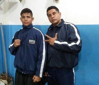 O boxeador campo-grandense Paulo Martins e seu pai e treinador Paulo Brito; o lutador é um dos favoritos neste fim de semana (Foto: Divulgação)