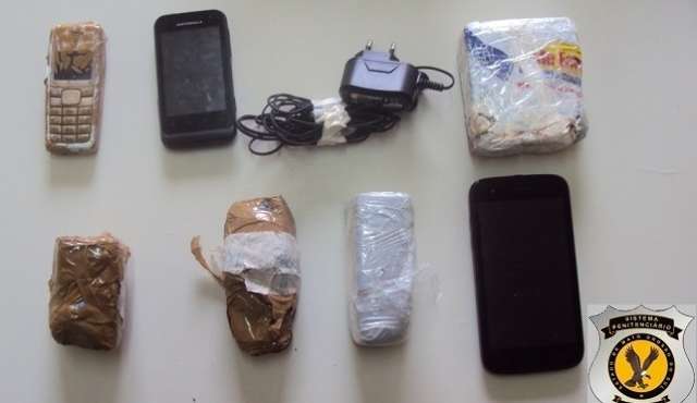 Agentes apreendem drogas e celulares lan&ccedil;ados pelo muro de pres&iacute;dio 