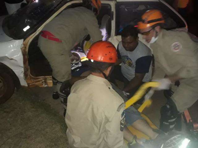 Condutor avan&ccedil;a preferencial, colide em motos e 3 pessoas ficam em estado grave 