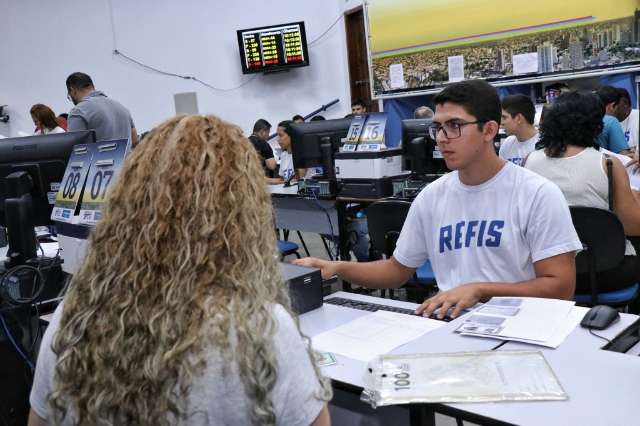 Quem deixou para o final espera mais de 1h para negociar d&iacute;vidas no Refis