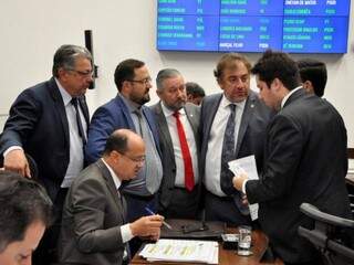 Deputados José Carlos Barbosa (DEM), Evander Vendramini (PP), Márcio Fernandes (MDB), Antônio Vaz (Republicanos), Neno Razuk (PTB) e João Henrique Catan (PL), durante sessão (Foto: 