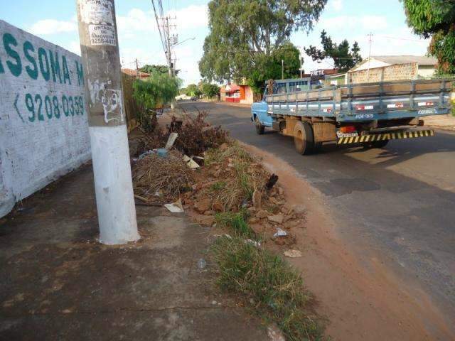 Entulho despejado em avenida do Coophamat gera reclama&ccedil;&atilde;o