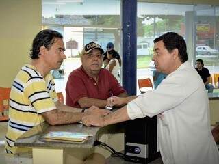 Prefeito Marquinhos Trad durante visita à UPA da Vila Almeida; ele continua fazendo visitas surpresas nos postos de saúde (Foto: Divulgação)