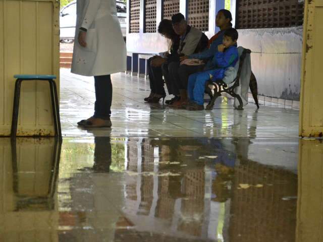  Alagado pela chuva, posto de sa&uacute;de tem atendimento suspenso
