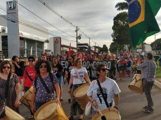 Manifestantes durante passeata nesta tarde em Dourados (Foto: Gracindo Ramos)