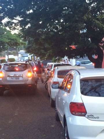 Pais insistem em parar em fila dupla e tumultuam tr&acirc;nsito em sa&iacute;da de escola