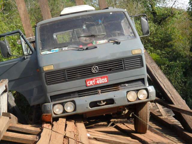  Ponte cede e caminh&atilde;o fica pendurado entre Anast&aacute;cio e Nioaque