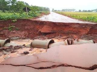 Trecho de estrada no interior que foi levado pela enxurrada (Foto: Governo do Estado/Divulgação)