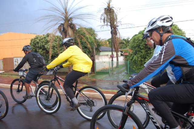 Enquanto a cidade dorme, grupo passa a madrugada pedalando no meio do mato