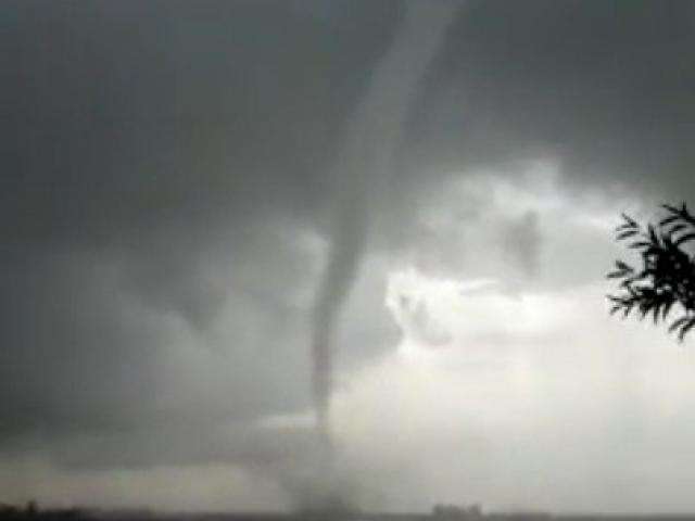 Tornado assusta moradores em &aacute;rea rural no interior; veja o v&iacute;deo