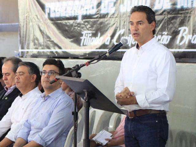 Prefeito culpa empresas por falta de rem&eacute;dios e diz que estoque est&aacute; regular
