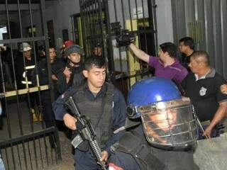 Policiais invadem presídio em Assunção após morte de preso pelo PCC (Foto: ABC Color)