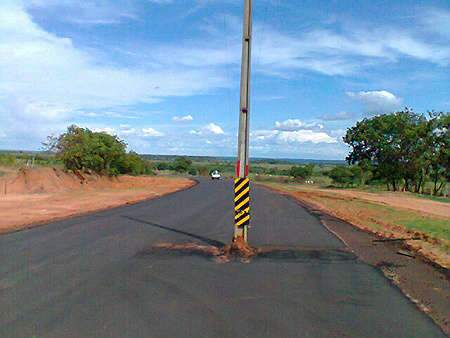 Governo e Enersul anunciam retirada de poste do meio de rodovia 