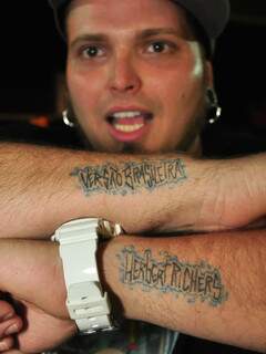 ENtra tantas tatuagens, Bolha mostra as que ele mais gosta (Foto: João Garrigó)