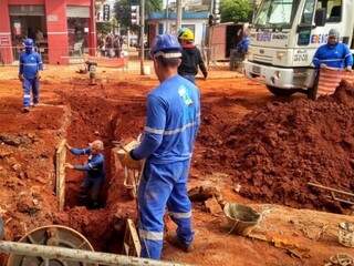Trabalhadores escavando trecho da rua Candido Marino no Centro de Campo Grande nesta manhã (Foto: Fernando Antunes)