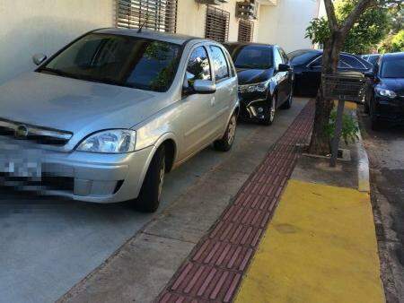 Escritório transforma calçada em estacionamento de carros - Direto