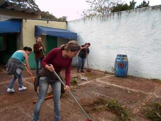 Funcionários de escola estadual se organizaram para limpar o colégio onde trabalham (Foto: Marcos Ermínio) 