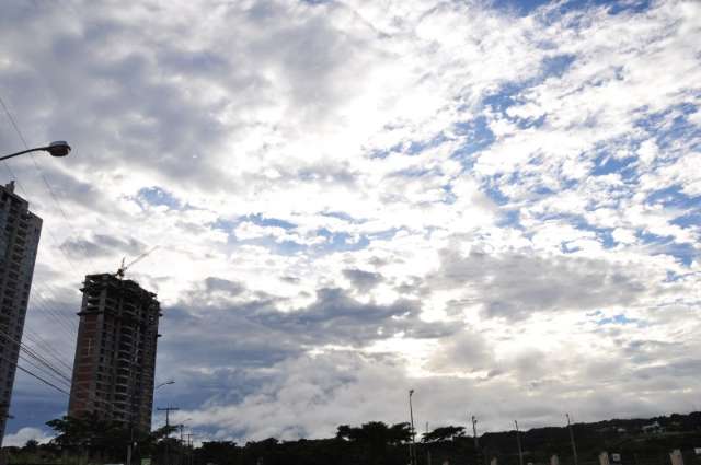 Ter&ccedil;a-feira come&ccedil;a com clima ameno e previs&atilde;o de mais chuva na Capital