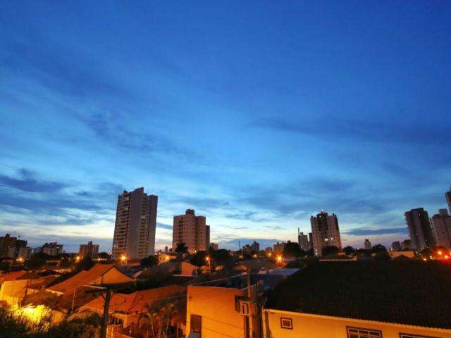 Com m&aacute;xima de at&eacute; 38&deg;C, sol brilha entre nuvens e pode chover &agrave; tarde