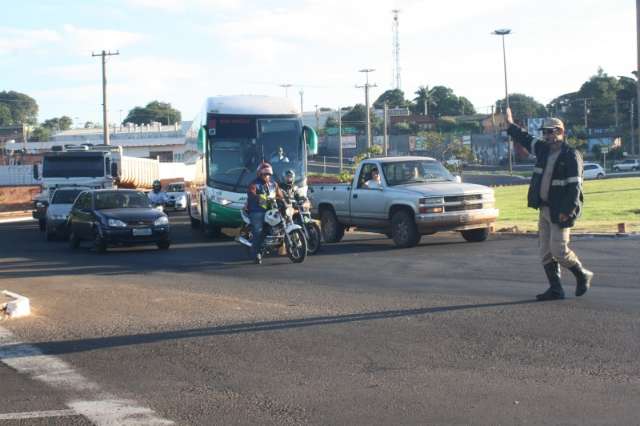 Rotat&oacute;ria tem congestionamento di&aacute;rio e s&oacute; Agetran faz tr&aacute;fego fluir
