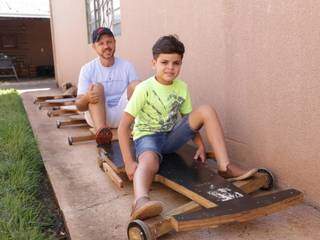 O pequeno Vitor pilotando o trenzinho de rolimã criado pelo pai (Foto: Kisie Ainoã)