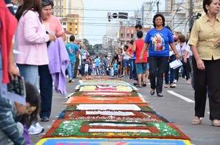 Tapetes foram montados na rua 14 de Julho. Pela tradição, o Corpo de Cristo passa em procissão pelos tapetes.