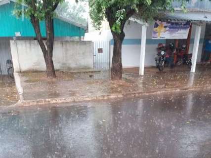 Moradores de cidade do interior de MS comemoram chuva de 10 minutos
