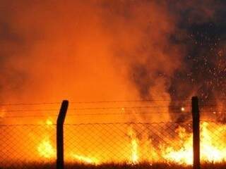 Além de vendaval, incêndio também causou destruição em Três Lagoas (Foto: Perfil News)