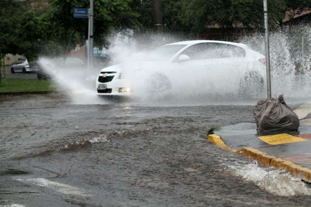 Em alerta, Campo Grande tem chuva e enxurrada j&aacute; atrapalha tr&acirc;nsito