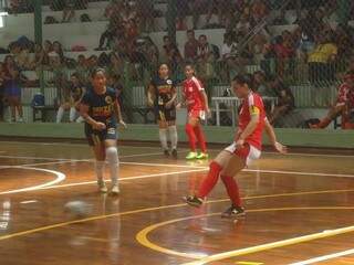 Times femininos durante partida pela Copa Pelezinho (Foto: Divulgação)