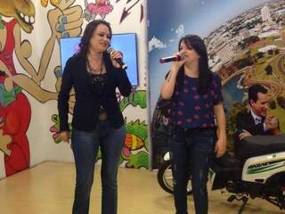 Patrícia e Adriana em apresentação na TV. (Foto: Reprodução/Facebook)