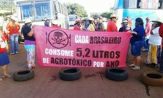Mulheres protestam ainda contra o alto consumo de agrotóxicos pela população (Foto: Divulgação/MST)