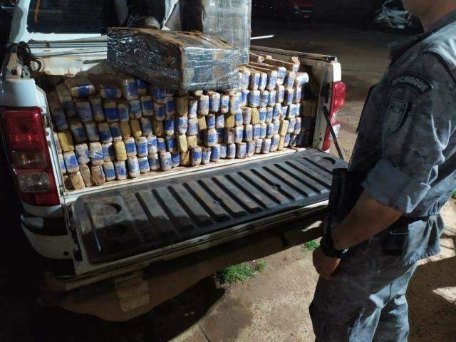 Caminhonete com 1,2 tonelada de maconha &eacute; apreendida em casa abandonada