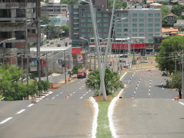  Equipes trabalham a todo vapor para terminar obras em frente ao Shopping em 2h
