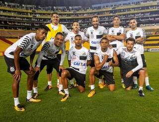 Jogadores santistas fazem pose no treino de reconhecimento do gramado do estádio em Guayaquil, ontem à noite (Foto: Santos/Divulgação)