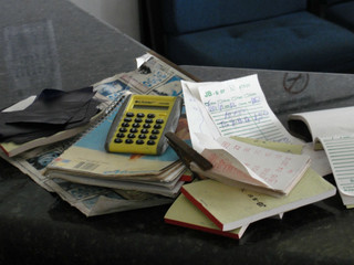 Talonários, anotações e calculadora foram apreendidos. (Foto: Simão Nogueira)