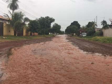 Chuva vem fraca, atinge região central e causa transtornos em bairro