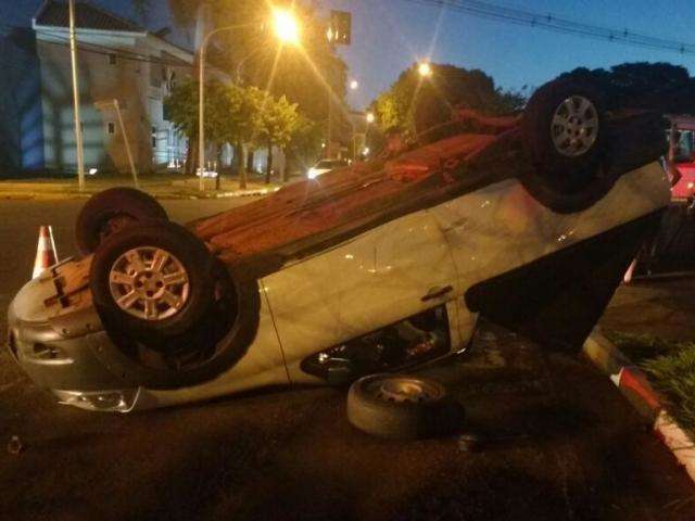 Picape capota ao ser atingida por ve&iacute;culo em cruzamento da Joaquim Murtinho